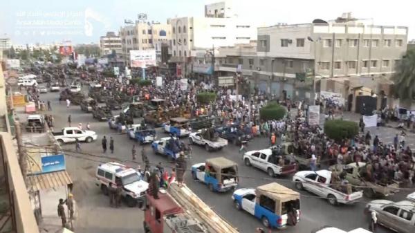 الحوثيون يقيمون عرض عسكري كبير في الحديدة في ظل وجود لجنة الأمم المتحدة (صور)