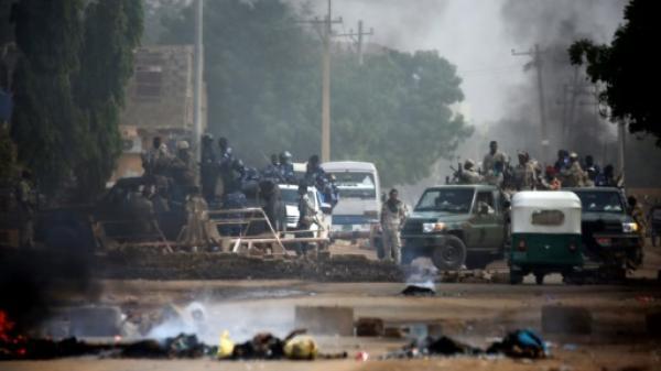 السودان.. قوات الأمن والدعم السريع تفض اعتصام أمام مقر قيادة الجيش بالكامل