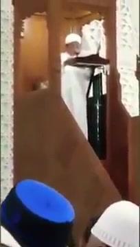 خطيب جمعة يفارق الحياة أثناء الخطبة (فيديو)