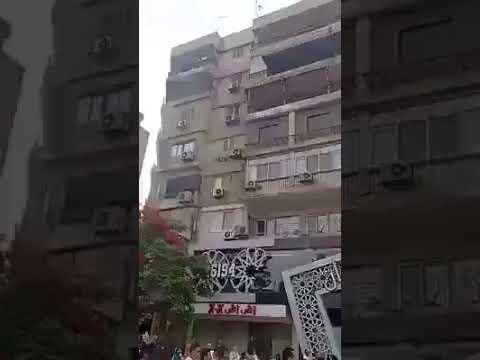 شاهد فيديو.. خليجي يرمي الأموال من شقته في القاهرة وسط تجمهر كبير للمواطنين