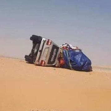 نجاة أسرة بعد انقلاب سيارتهم في العبر (صورة)
