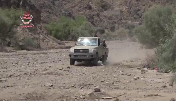 قوات العمالقة تتقدم على الحوثيين في مديرية ماوية بتعز (فيديو)