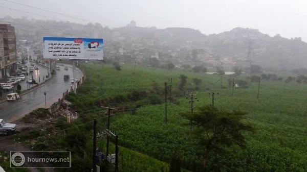 في محافظة إب.. فتاة يمنية تعثر على مجوهرات و20 الف دولار وتعيدها لمالكها