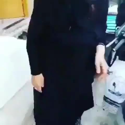 شاهد فيديو.. عراقي يطرد أمه حافية القدمين ويطلب تنزيل الفيديو على "الفيسبوك"!