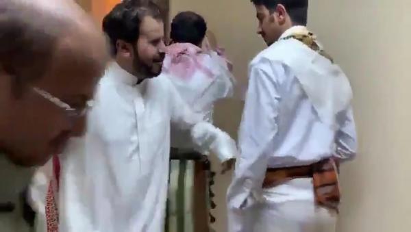 بالفيديو.. نجل هادي يثير الجدل .. شاهد ماذا يفعل داخل أحد فنادق الرياض 