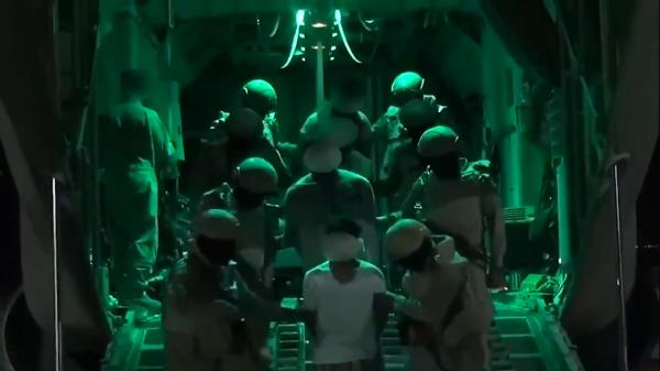 عاجل: التحالف يعلن بأن قوات خاصة سعودية تمكنت من القاء القبض على أمير تنظيم داعش باليمن (فيديو)