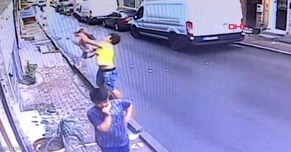 بالفيديو.. في ثواني تحبس الأنفاس .. شاهد بطولة فتى جزائري تنقذ رضيعة سورية في ثانية مرعبة