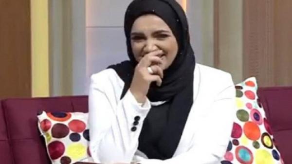 ضحك لا إرادية من مذيعة بسبب ما قاله ضيفها (فيديو)