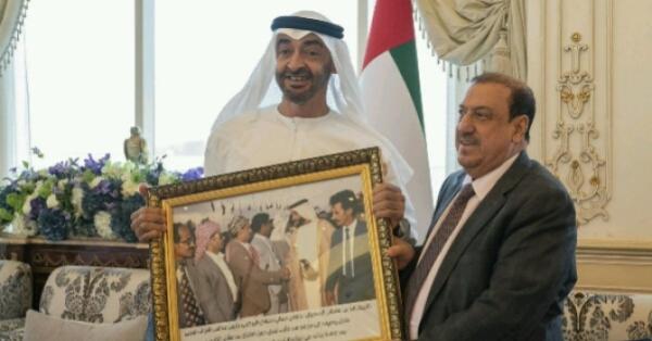 رفعها بن زايد وهو مسرور جداً بها.. ما الهدية التي قدمها البركاني للشيخ محمد بن زايد ؟ رفعها بن زايد وهو مسرور جداً بها.. ما الهدية التي قدمها البركاني للشيخ محمد بن زايد ؟