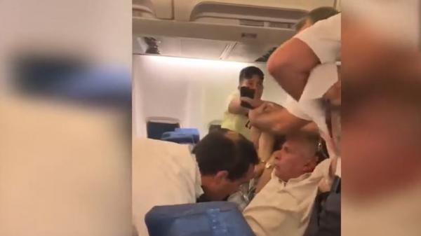تعرض مصري لضرب مبرح داخل طائرة رومانية والسلطات المصرية والمغربية تتدخل (فيديو)