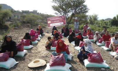 بتمويل من شركة يمن موبايل مؤسسة فجر الأمل توزع الطرود الغذائية لــ( 350) اسرة  