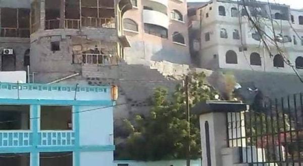 عدن: مواجهات مسلحة بالتواهي بين قيادات امنية للسيطرة على منزل مواطن صنعاني