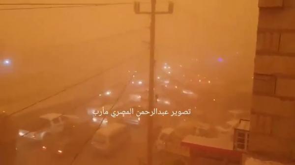 عاصفة رملية في مأرب ظهر اليوم تحول النهار إلى ليل (فيديو)