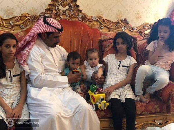 أروع صور الأمثلة في الإنسانية.. سعودي يحتضن ثلاثة اطفال يمنيين ايتام فقدوا والديهم بحادث مروري
