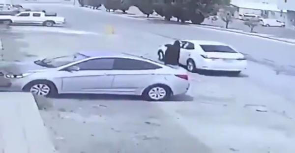 شخص حقير وجبان لشخص يقوم بسرقة حقيبة امرأة سعودية بأحد شوارع الرياض.. شاهد ما حدث لها! (فيديو)