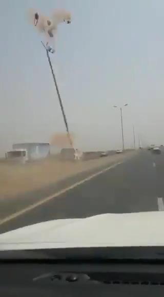 شاهد فيديو لحظة وقوع حادِث مروري مروع علي طريق صبيا – جازان.. وهذا ما حدث !