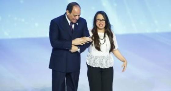 بالفيديو.. الرئيس المصري يتحرك لتحية فتاة من ذوي الاحتياجات الخاصة طلبت الغناء له