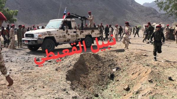 صور من استهداف الحوثيين معسكر الجلاء في عدن بصاروخ باليستي نتج عنه مقتل القائد ابو اليمامة وآخرين