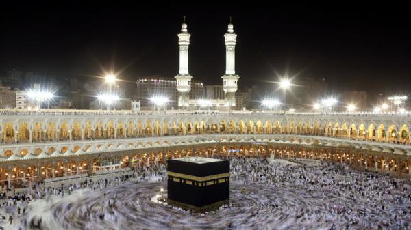 وزير سعودي يقبل حاجة نيوزلندية ويبكي ويثير جدلا (فيديو)