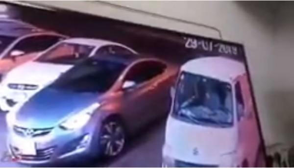 لص يسرق سيارة تركها صاحبها في وضع التشغيل أمام محل تجاري بـ جدة (فيديو)