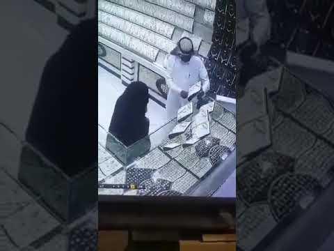 بحركة خاطفة.. امرأة في السعودية تسرق طقم ذهب من محل وتُخبئه تحت عبائتها (فيديو)