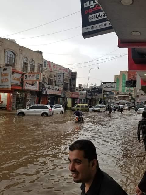 امطار غزيرة وصواعق رعدية تنزل اليوم على العاصمة صنعاء وتدمير عدة منازل نتيجة الصواعق (تفاصيل)