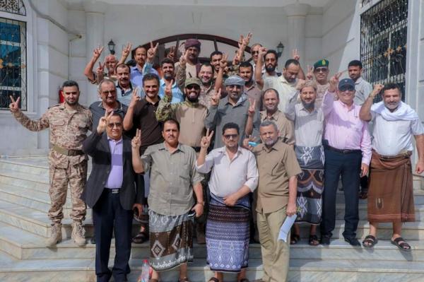 المجلس الانتقالي الجنوبي ينشر صورة جماعية لقياداته عقب انتهاء المواجهات بعدن