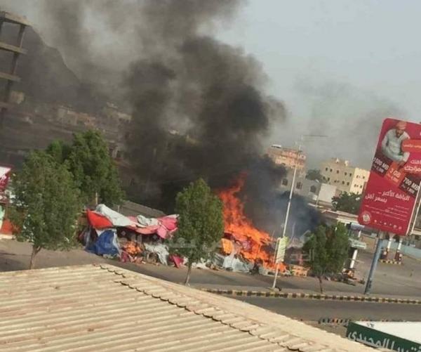 عاجل :إحراق محلات وبسطات الشماليين في عدن (صور + فيديو)
