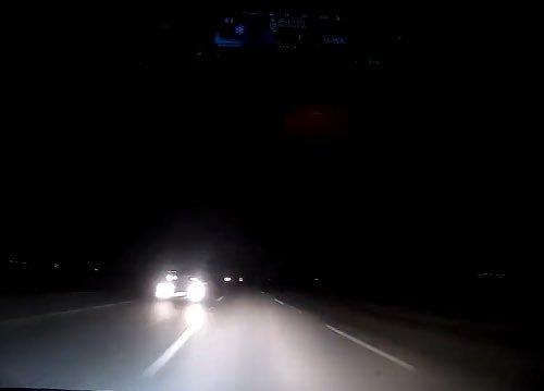 فيديو مفاجأة تحبس الأنفاس لقائد سيارة (يمني) على طريق الجبيل - الدمام