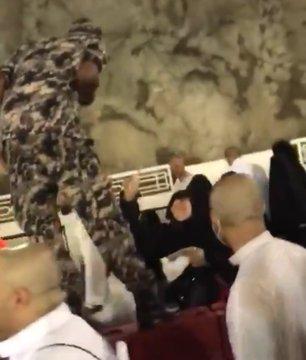 فيديو حاجة عربية تُصر على إهداء مبلغ مالي لـ«رجل أمن» في مكة.. شاهد كيف رد عليها!