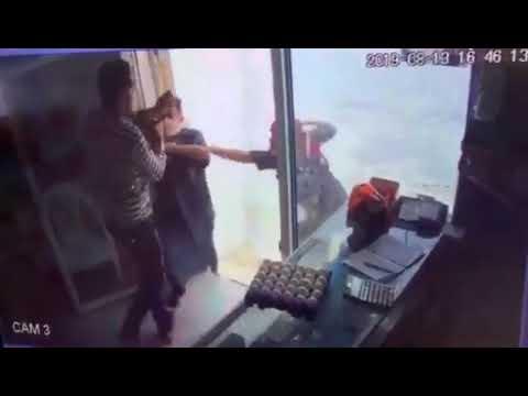 بالفيديو.. سطو مسلح على بقالة في حي الخزامة في الخرج بالمملكة، شاهد ماذا حدث للعامل !