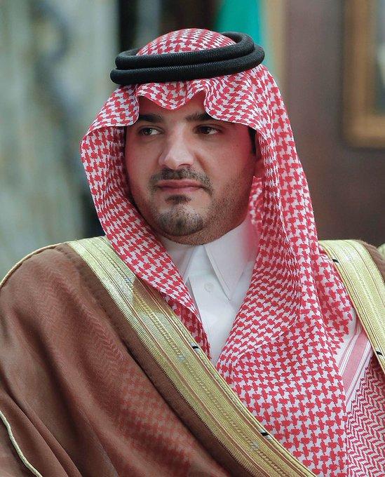 وزير الداخلية السعودي يمنح عسكري 100 الف ريال وسيارة بعد فيديو رفضه اخذ مبلغ مالي من حاجة!