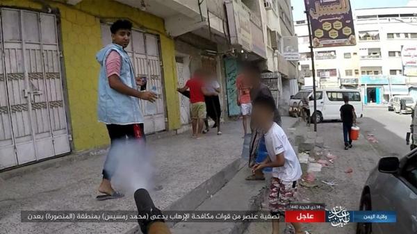 الدواعش ينشرون صورا لحظة قتلهم شاب في المنصورة بعدن ويقولون انه جندي