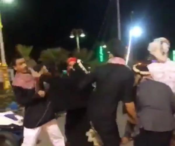 يحدث في جازان.. شباب يعتدون على أمرأة وممتلكاتها في احدى حدائق العيدابي بجازان (فيديو)