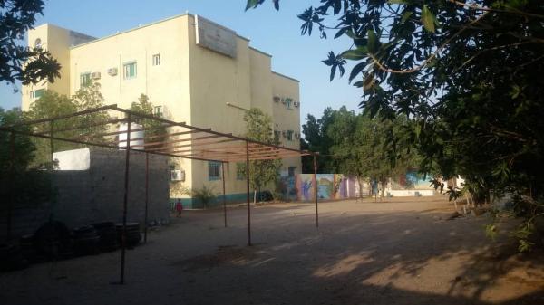 الحوثيون يقتحمون دار إيواء في المرواعة ويحرمون عشرات الأيتام منه
