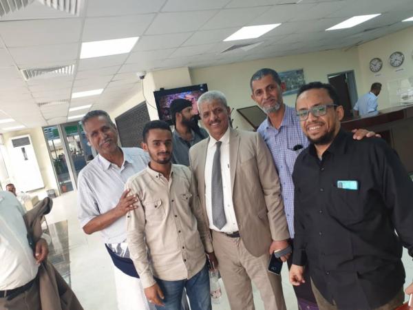محافظ لحج يغادر البلاد