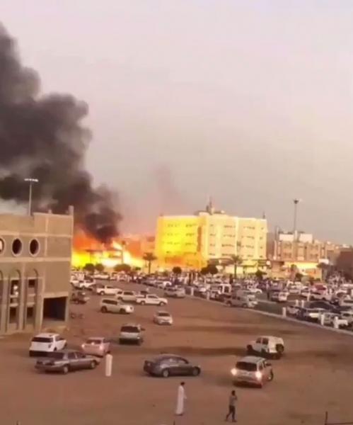 عاجل: اندلاع حريق ضخم في محطة وقود بـ تبوك السعودية والدفاع المدني يتدخل (فيديو)