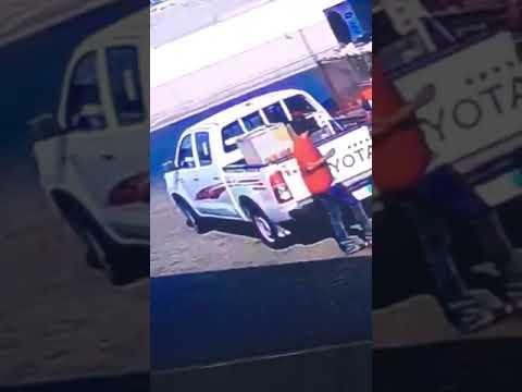بكل ثقة ... لصان يسرقان جهاز تكييف من سيارة واقفة أمام المحل بجدة السعودية (فيديو)