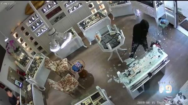 مسن يواجه عصابة من 4 مسلحين دفاعًا عن محل مجوهرات.. شاهد ماذا حدث له ! (فيديو)