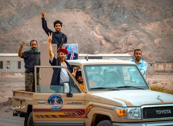 أولى الصور من جوار القصر الرئاسي في معاشيق.. شاهد ماذا حدث هناك !