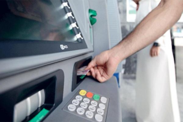 سعودي يقتلع صراف آلي .. والشرطة تقبض عليه