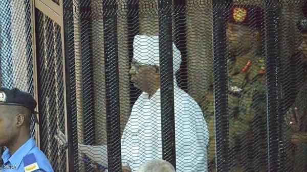 مفاجأة في محاكمة الرئيس السوداني  "عمر البشير": ماذا طلب الدفاع.. وكيف رد القاضي؟