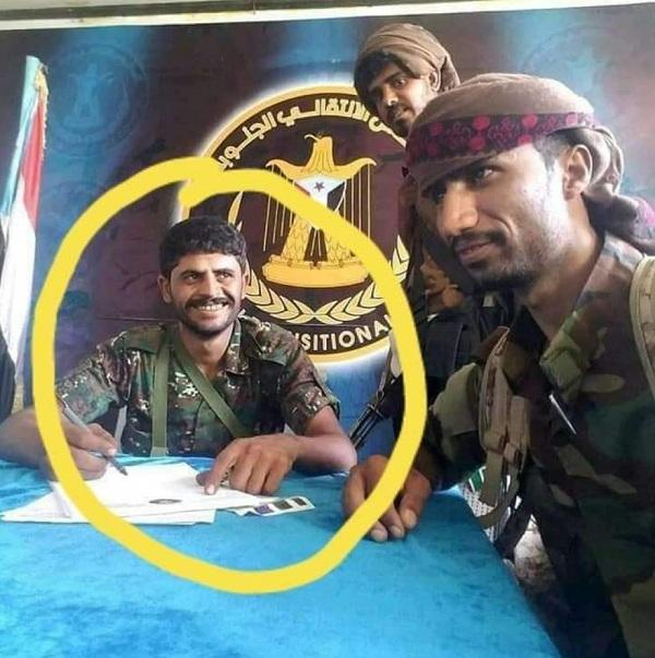 من هو القيادي في القوات الحكومية الذي ظهر وهو يجلس على مقعد المجلس الانتقالي بعتق؟