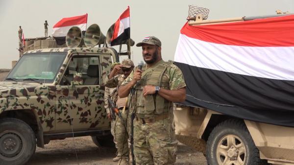 شاهد بالفيديو: لحظة وصول العميد طارق صالح يقود مدرعة عسكرية.. ونص كلمته التي ألقاها لحشد هائل من جنوده 