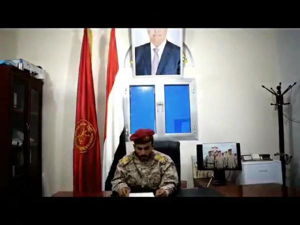 شاهد بالفيديو.. قائد رفيع في الحزام الأمني بأبين يعلن انضمامه للشرعية