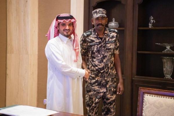 وزير الداخلية السعودي يستقبل العسكري الذي رفض فلوس حاجة في موسم الحج (صورة)