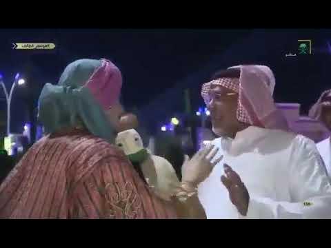 مذيع القناة الأولى السعودية يثير موجة إعجاب كبيرة بتصرفه مع أحد الضيوف (فيديو)