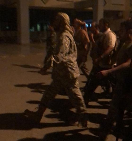 هاني بن بريك يظهر بشكل مفاجئ من امام مطار عدن الدولي ويصرخ: نحن هنا أين انتم