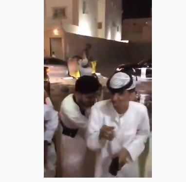 سعوديون يطلقون النار بشكل مروع .. خلال مناسبة زواج.. شاهد ماذا حدث لهم !