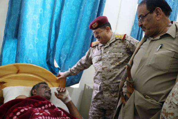 وزير الدفاع: الحملة المشتركة في شبوة وأبين وعدن تجري بتنسيق تام مع التحالف